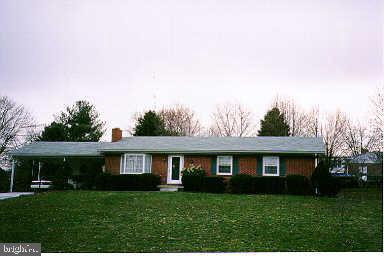 a view of a yard in front of a house