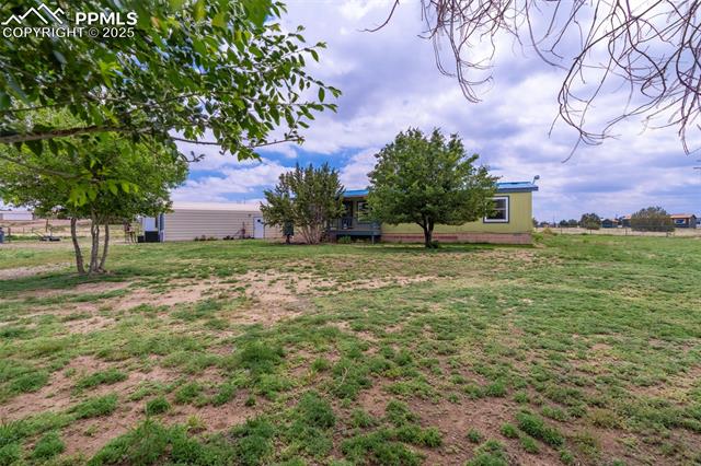 10 Ridgeway Court Florence, CO 81226 - Photo 3 of 23 View of yard