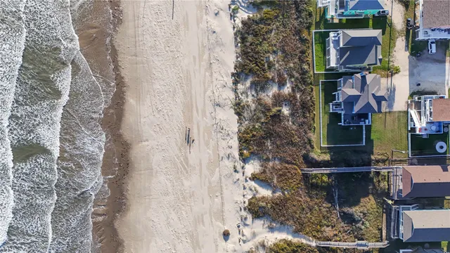 a city street sign on a brick wall