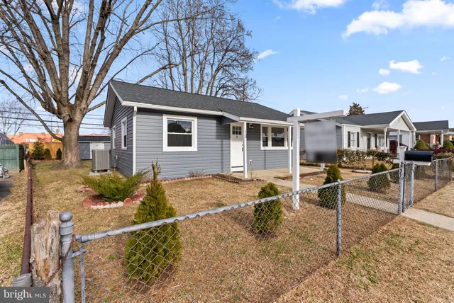 a view of a house with backyard