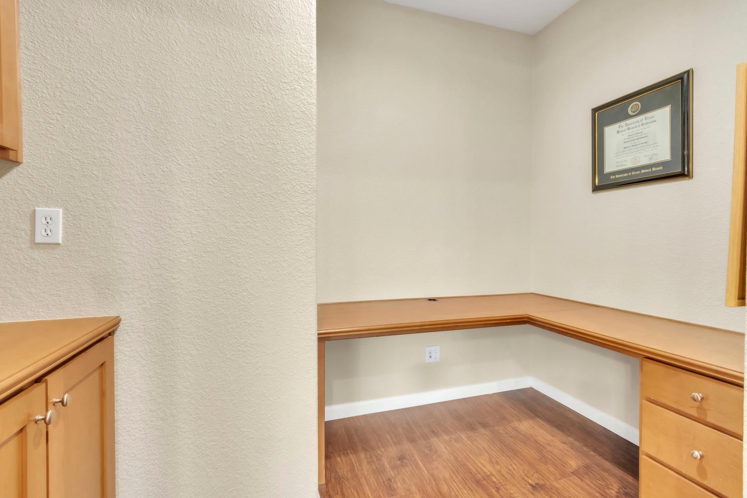 2993 Essie Place Modesto, CA 95355 - Photo 12 of 44 a bathroom with a bathtub