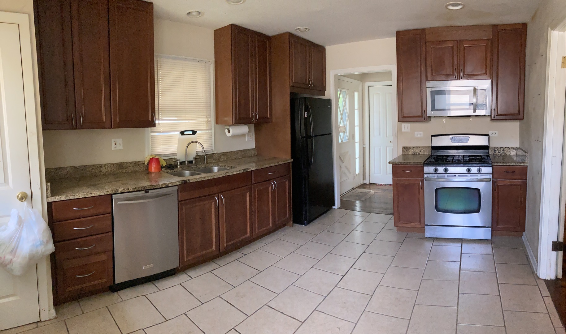 940 Valley Stream Drive Wheeling, IL 60090 - Photo 5 of 22