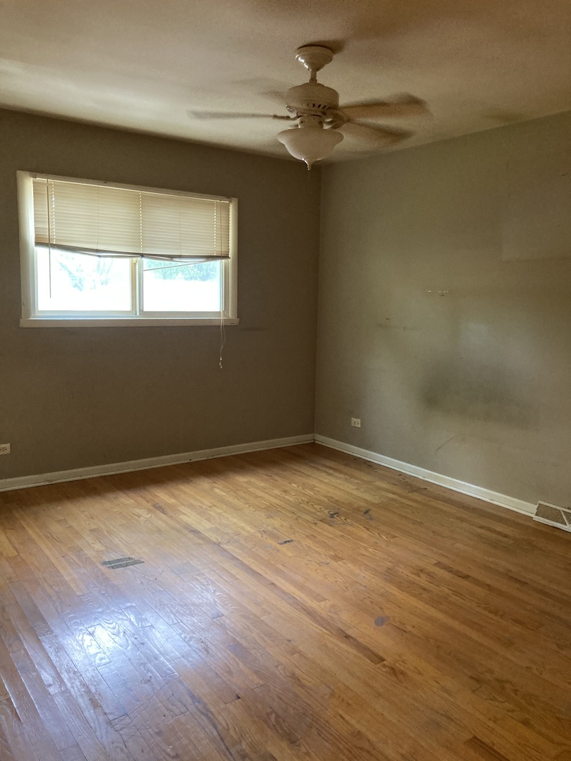 940 Valley Stream Drive Wheeling, IL 60090 - Photo 10 of 22
