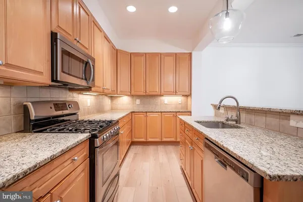 $3,200 | 10328 Sager Avenue, Unit 217, Fairfax, VA 22030