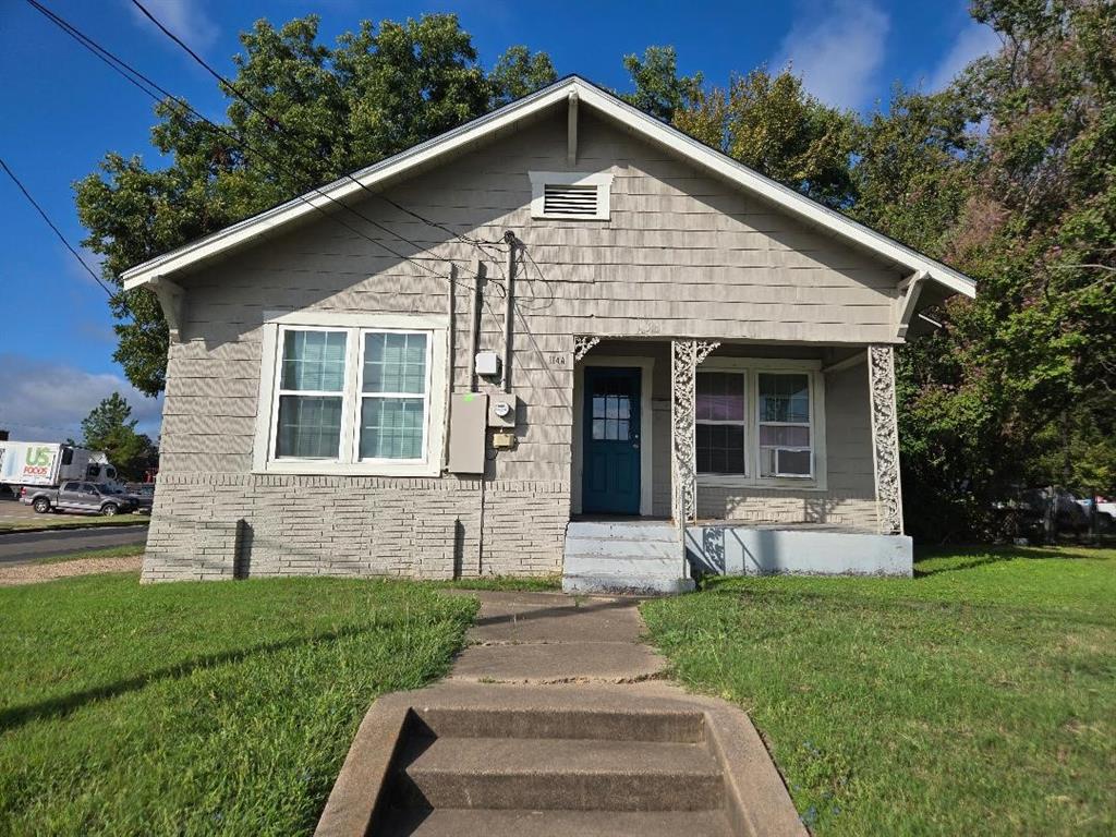 114 South 20th Street Corsicana, TX 75110 - Photo 1 of 15 a front view of a house with garden