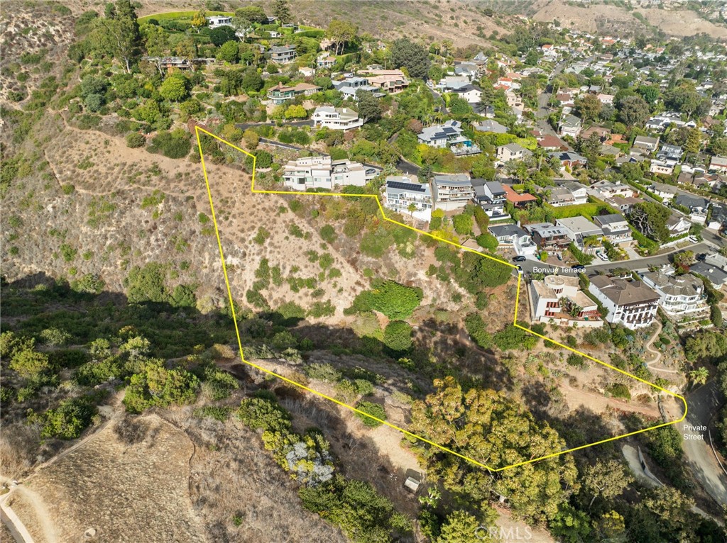 455 Bonvue Terrace Laguna Beach, CA 92651 - Photo 2 of 14 a view of a yard