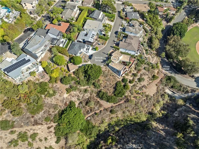 a view of residential buildings
