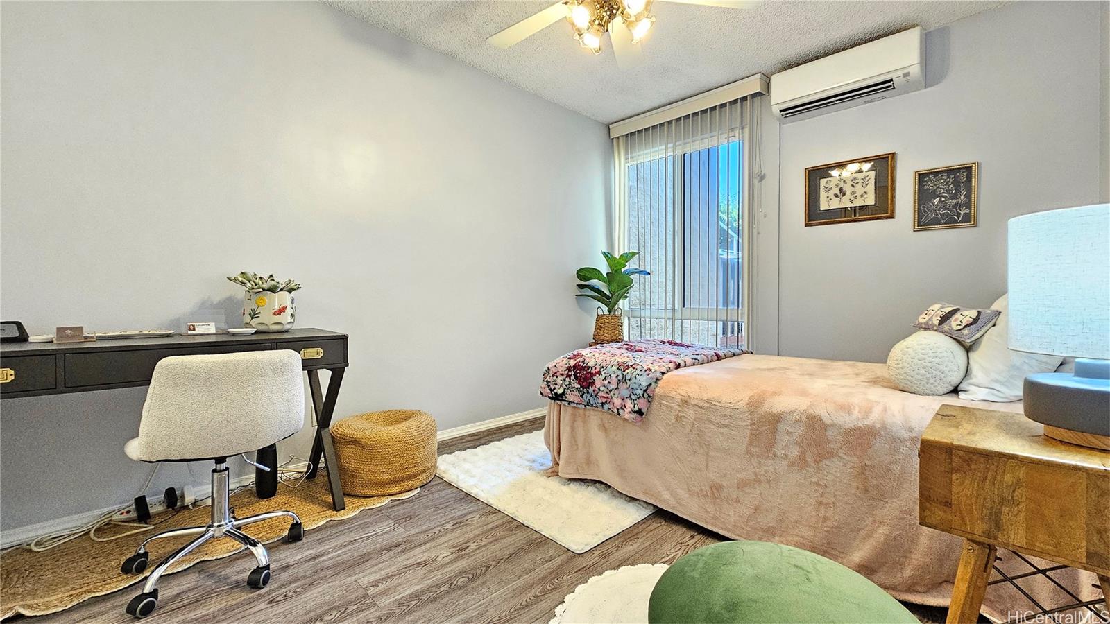 217 Prospect Street, Unit D16 Honolulu, HI 96813 - Photo 11 of 23 a bedroom with a bed and a chandelier