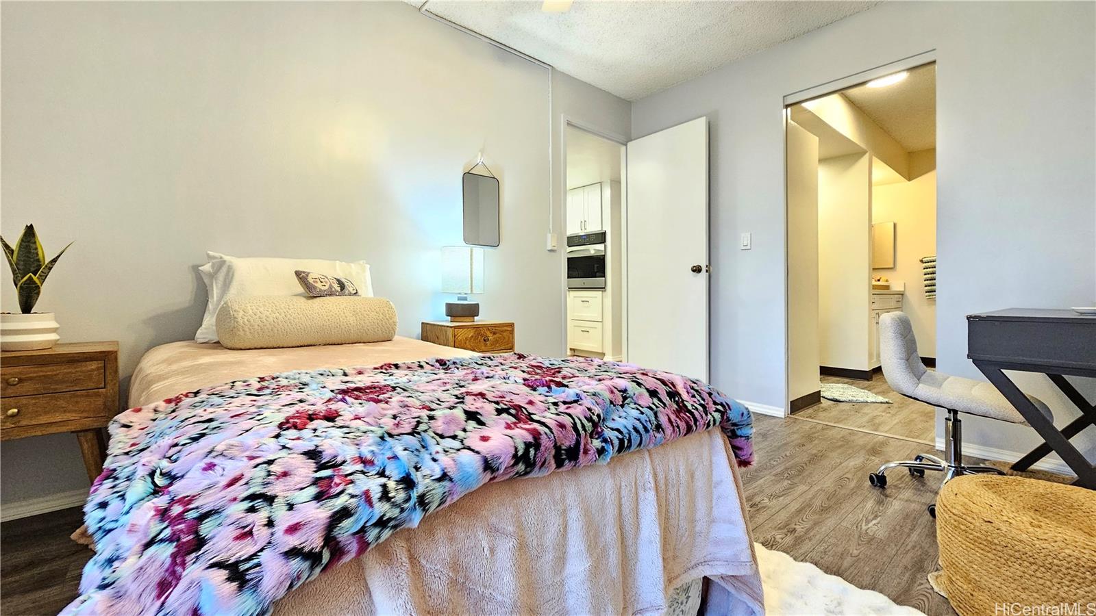 217 Prospect Street, Unit D16 Honolulu, HI 96813 - Photo 12 of 23 a bedroom with a bed and a window