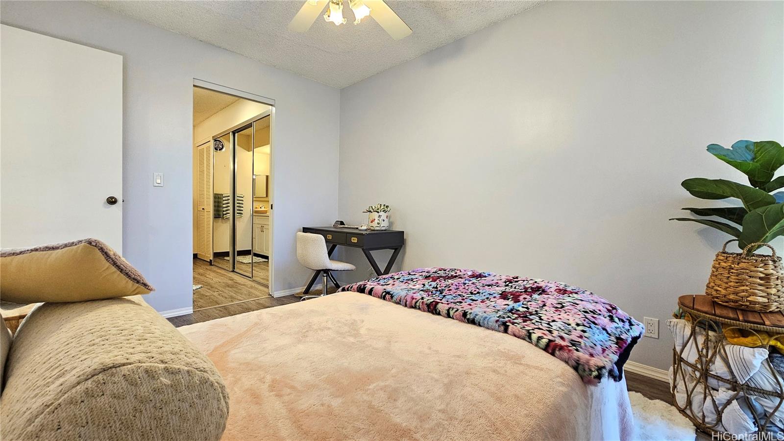 217 Prospect Street, Unit D16 Honolulu, HI 96813 - Photo 13 of 23 a bedroom with a bed and a potted plant