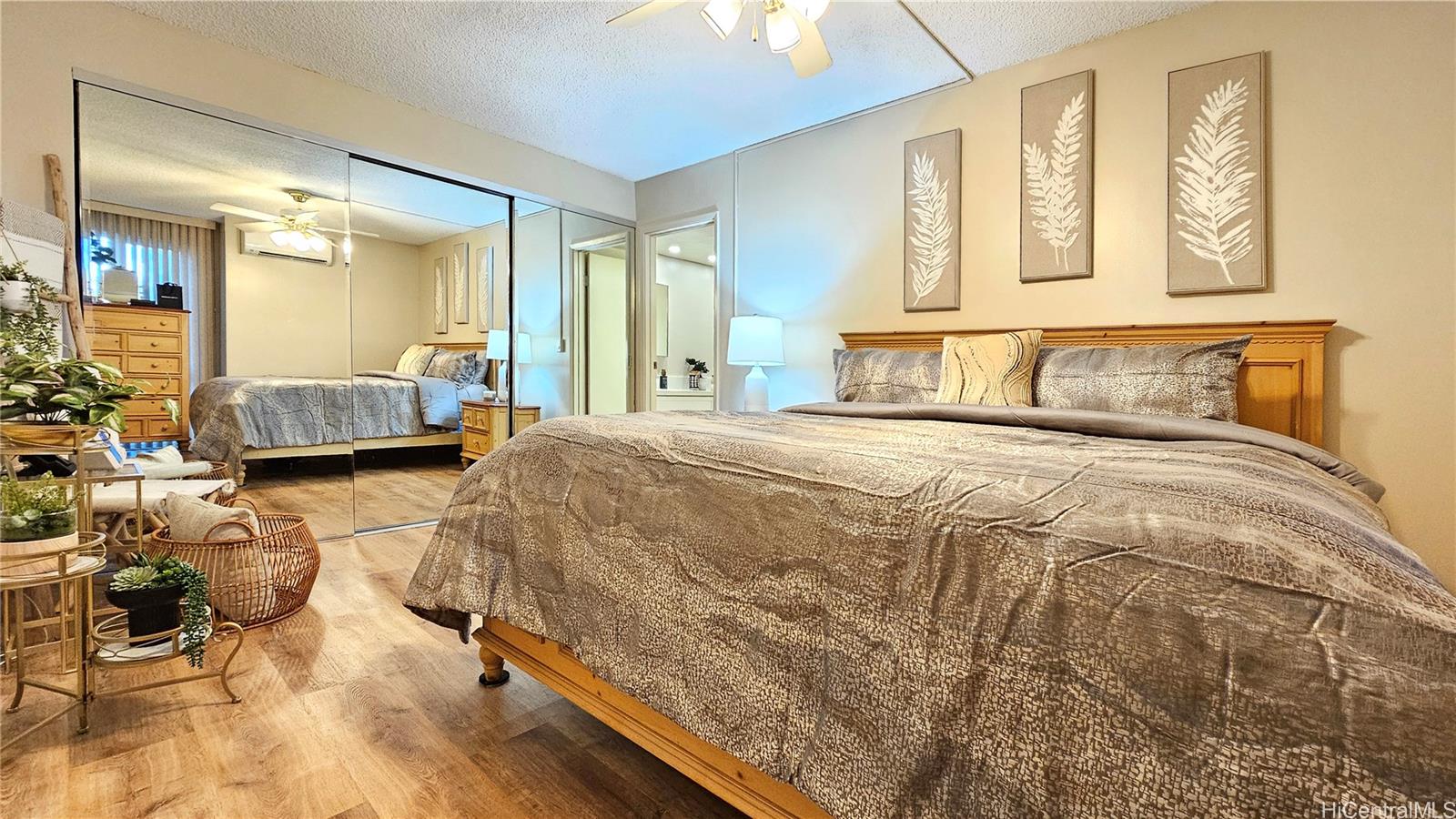 217 Prospect Street, Unit D16 Honolulu, HI 96813 - Photo 3 of 23 a bedroom with a bed and wooden floor