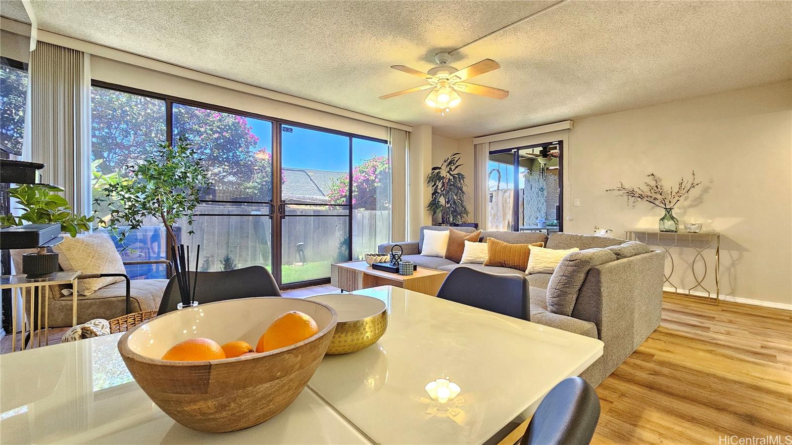 217 Prospect Street, Unit D16 Honolulu, HI 96813 - Photo 5 of 23 a living room with furniture and a large window