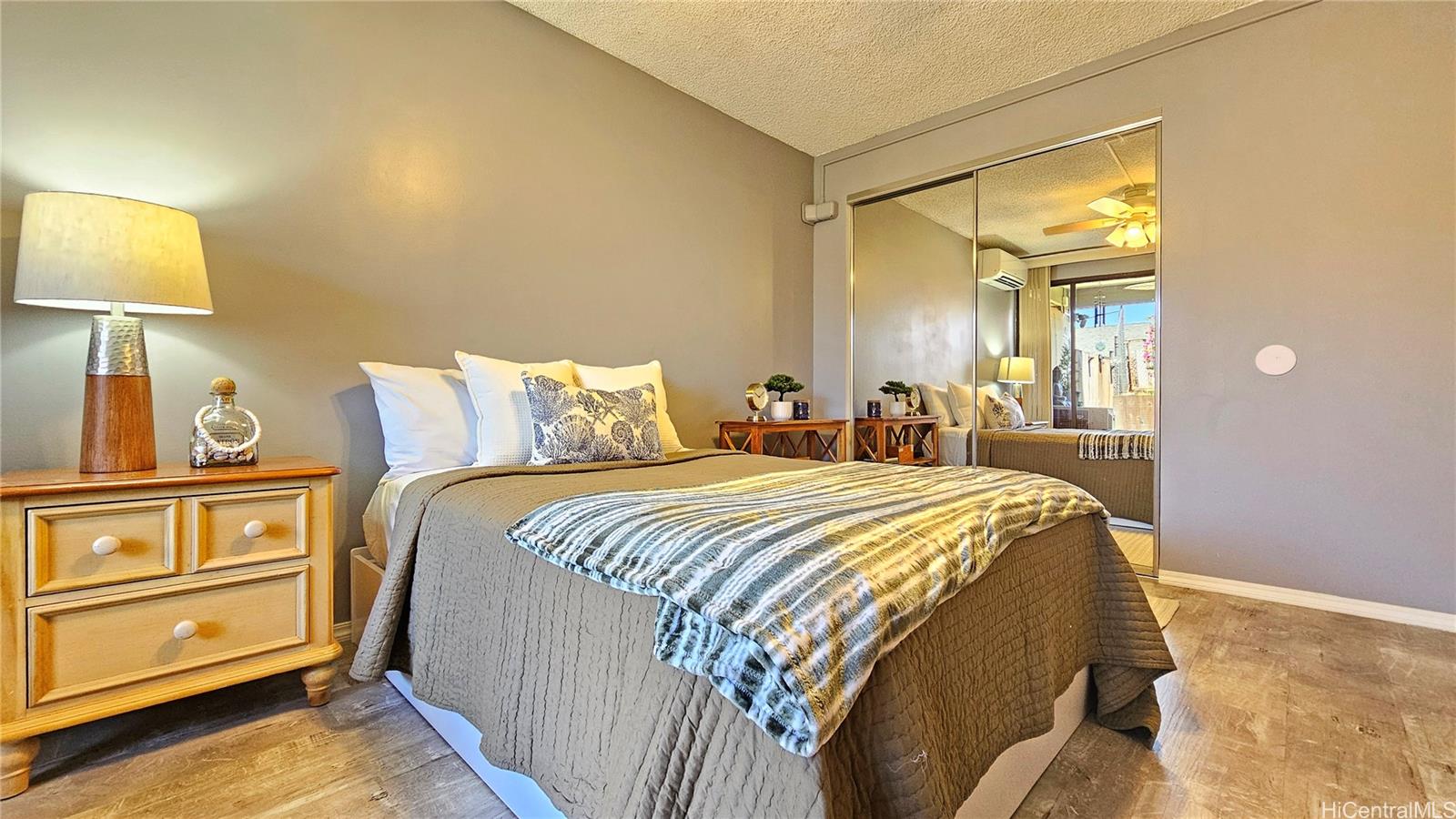 217 Prospect Street, Unit D16 Honolulu, HI 96813 - Photo 9 of 23 a bedroom with a bed and a night stand