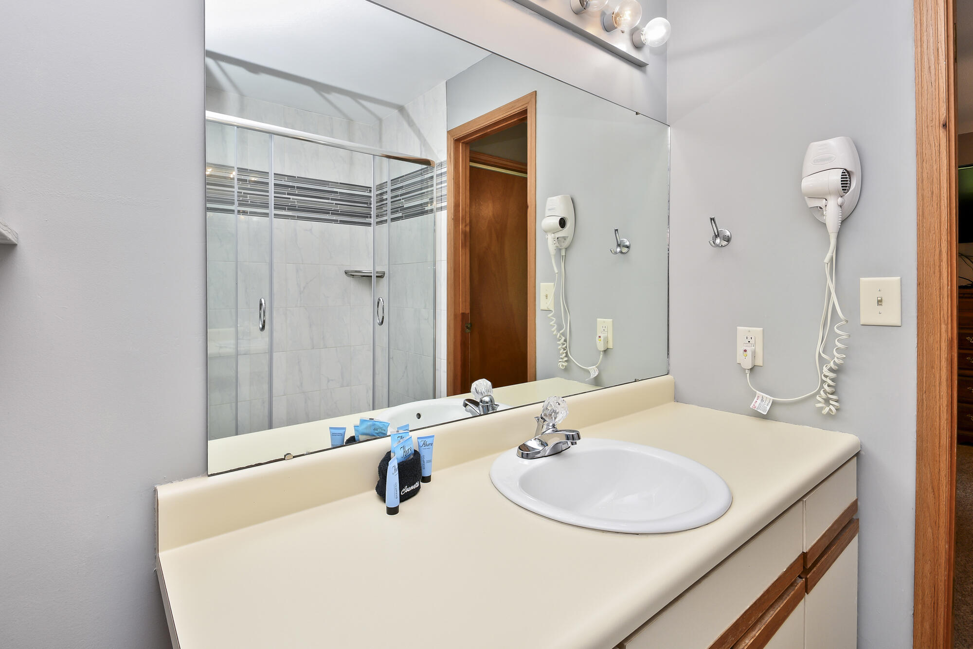 267 Bunker Ridge Drive, Unit 6 Branson, MO 65616 - Photo 18 of 29 Primary Bath