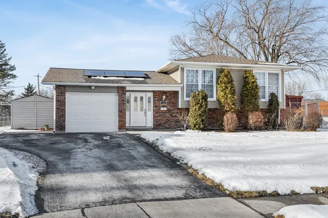 $475,000 | 7704 Knotty Pine Court, Woodridge, IL 60517