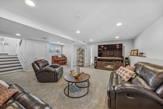 $475,000 | 7704 Knotty Pine Court, Woodridge, IL 60517