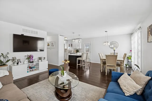 $475,000 | 7704 Knotty Pine Court, Woodridge, IL 60517