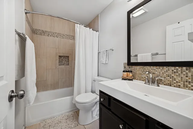 $475,000 | 7704 Knotty Pine Court, Woodridge, IL 60517