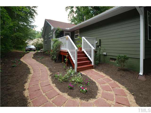1072 Mills Street Raleigh, NC 27608 - Photo 22 of 25 a view of a backyard with sitting area