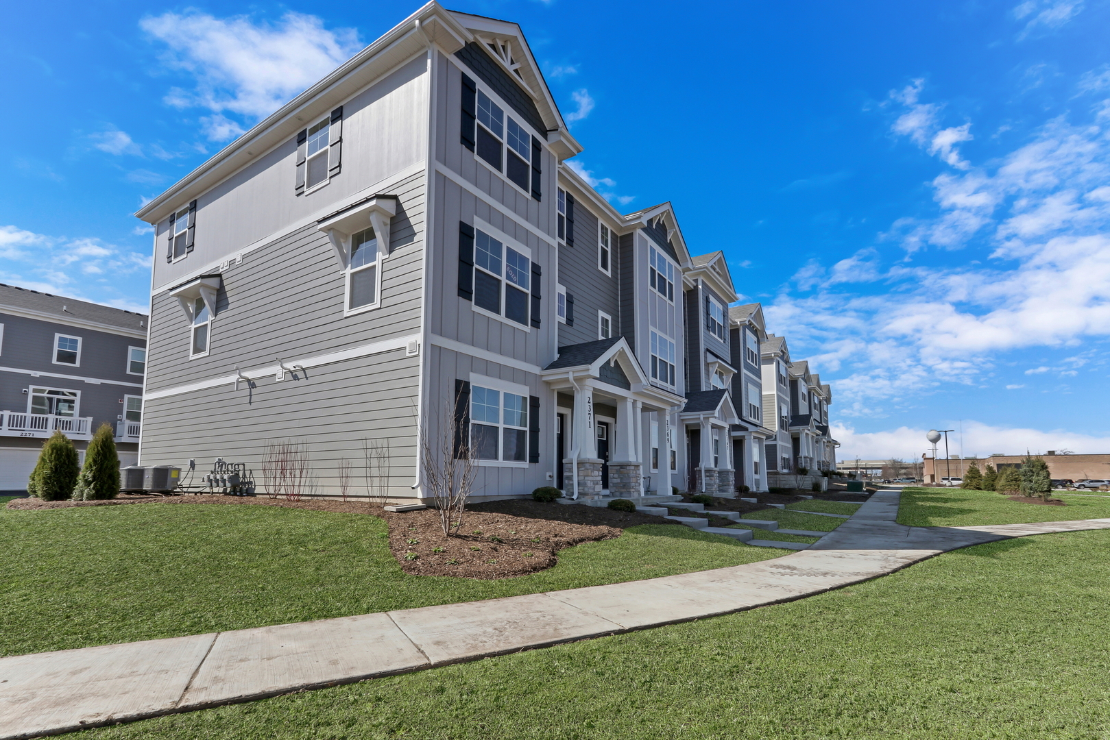 557 Yosemite Way Mundelein, IL 60060 - Photo 2 of 45