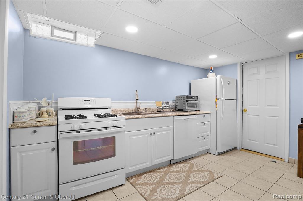 5296 Chase Road Dearborn, MI 48126 - Photo 25 of 36