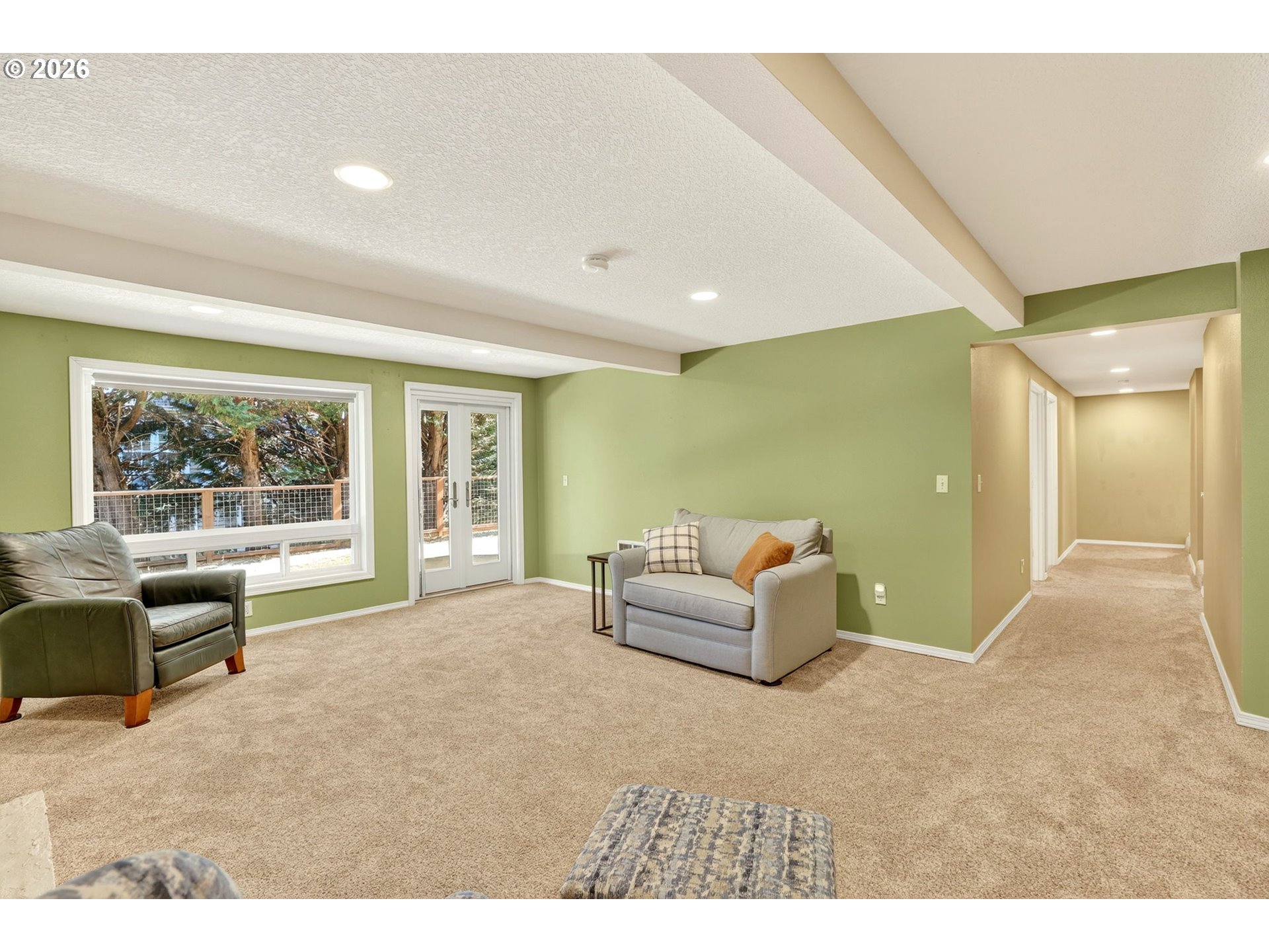 1620 Southwest Maplecrest Drive Portland, OR 97219 - Photo 27 of 48 Living Room