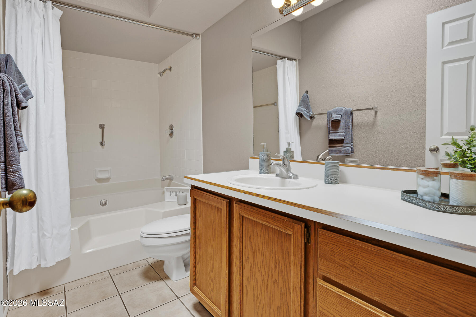 5500 North Valley View Road, Unit 213 Tucson, AZ 85718 - Photo 20 of 32 Single sink & tub/shower combination!