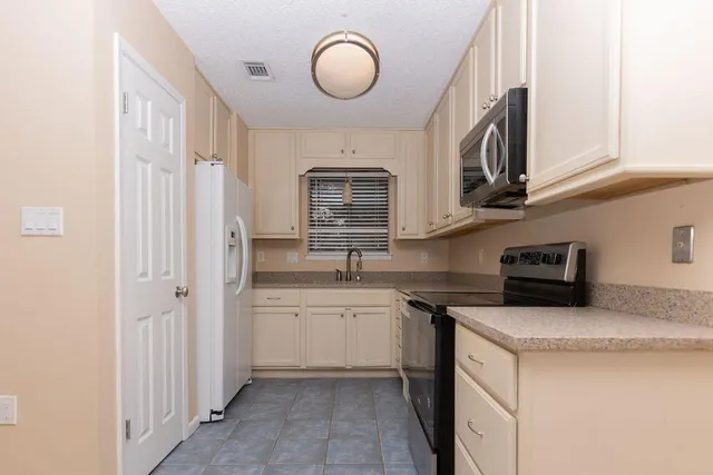 $1,650 | 44 Berwick Circle, Unit 2, Shalimar, FL 32579