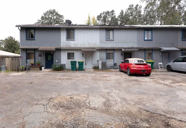 a car parked in front of white house
