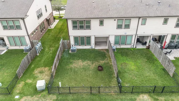 a view of a back yard