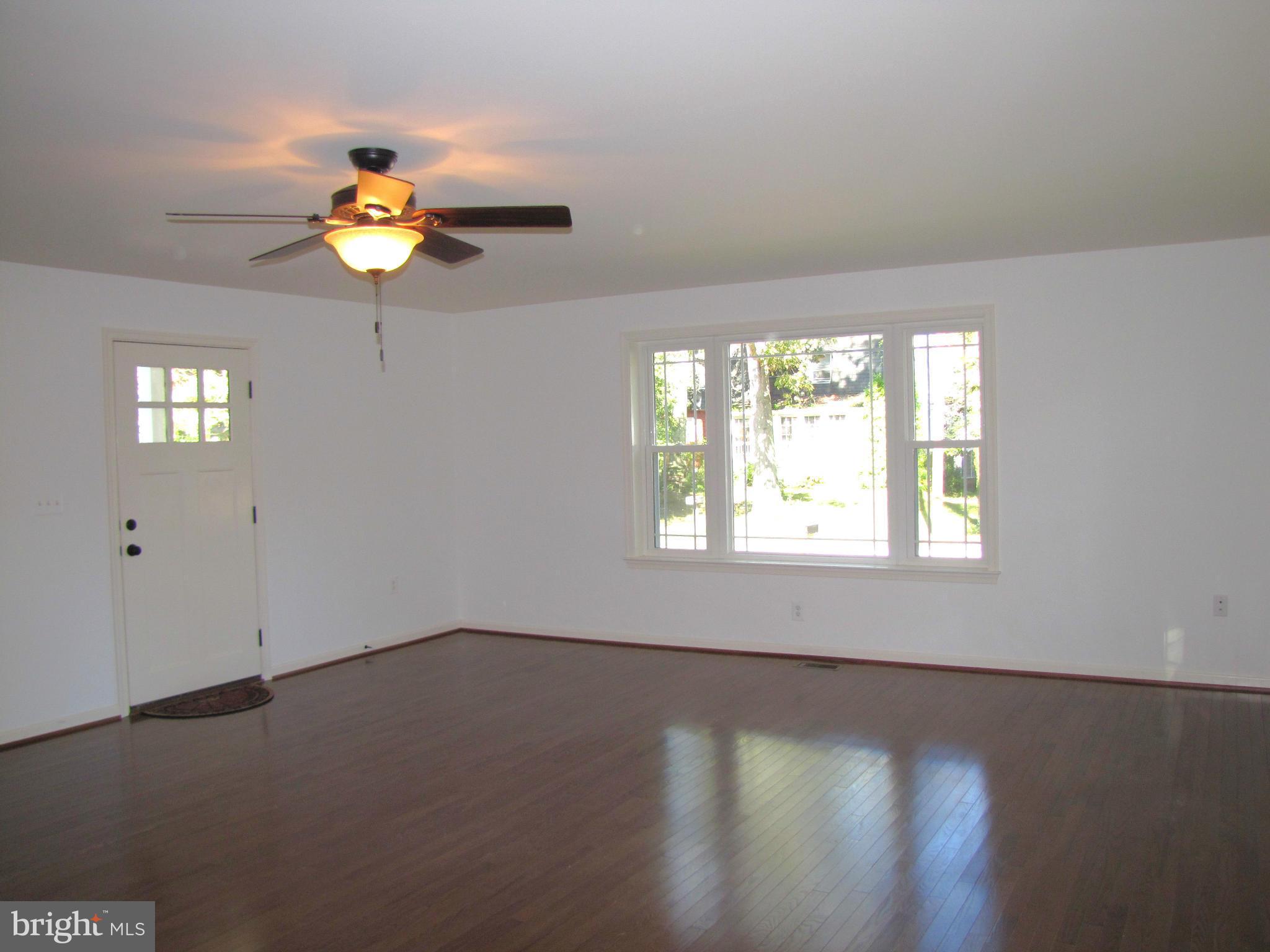 863 Swift Road Pasadena, MD 21122 - Photo 3 of 22 Living Room