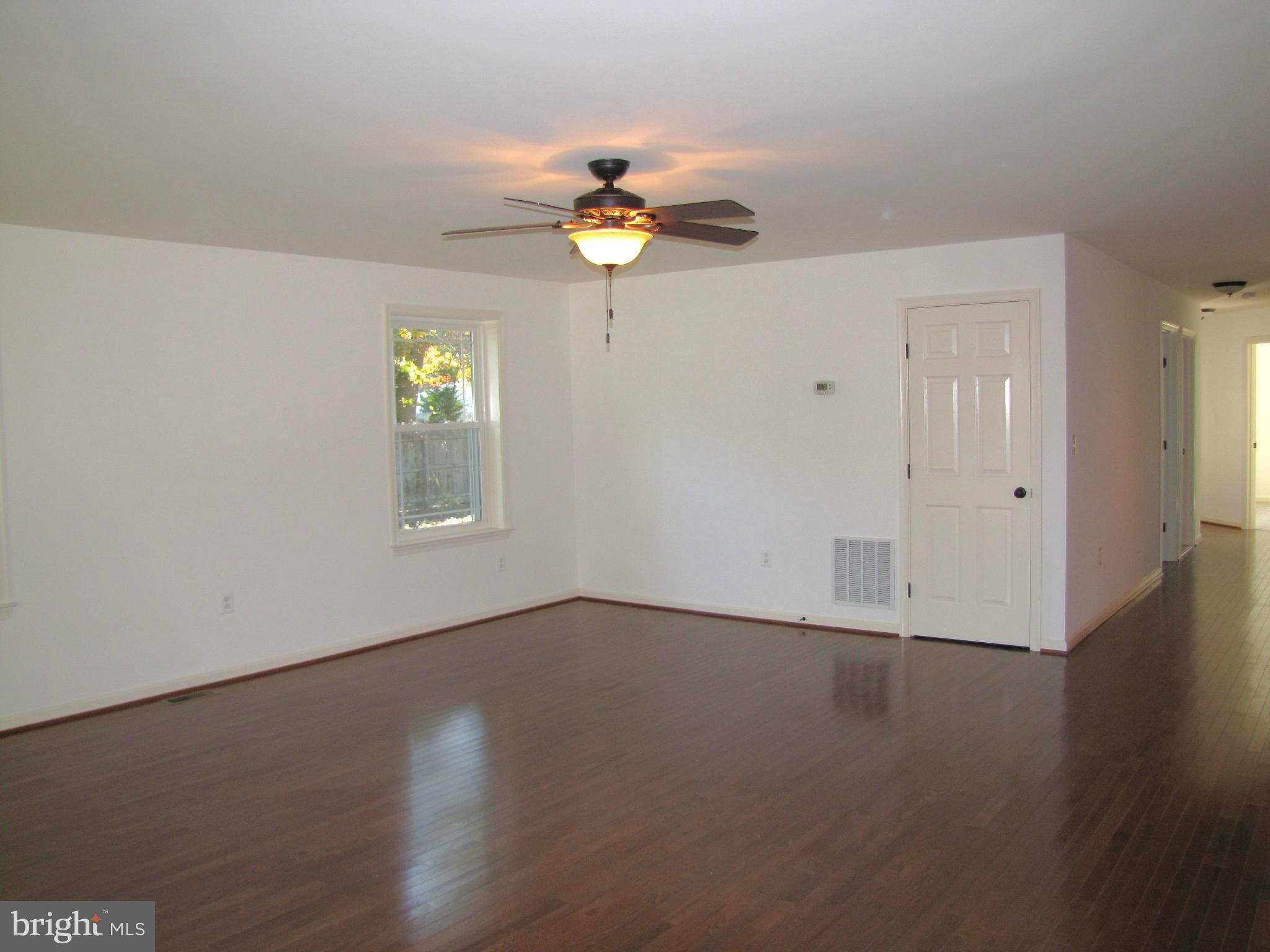 863 Swift Road Pasadena, MD 21122 - Photo 5 of 22 Living Room