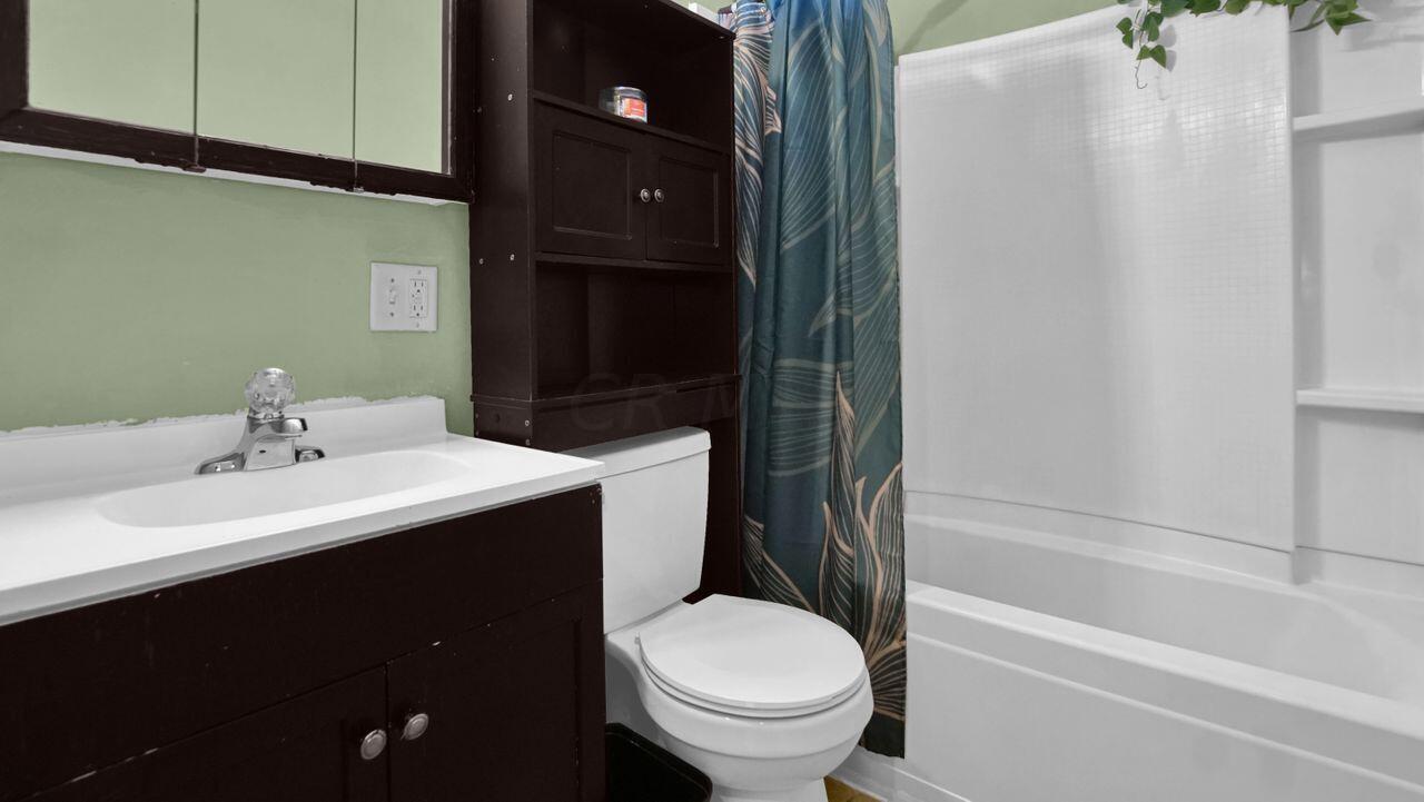 513 Elaine Road Columbus, OH 43213 - Photo 14 of 27 1st floor bathroom