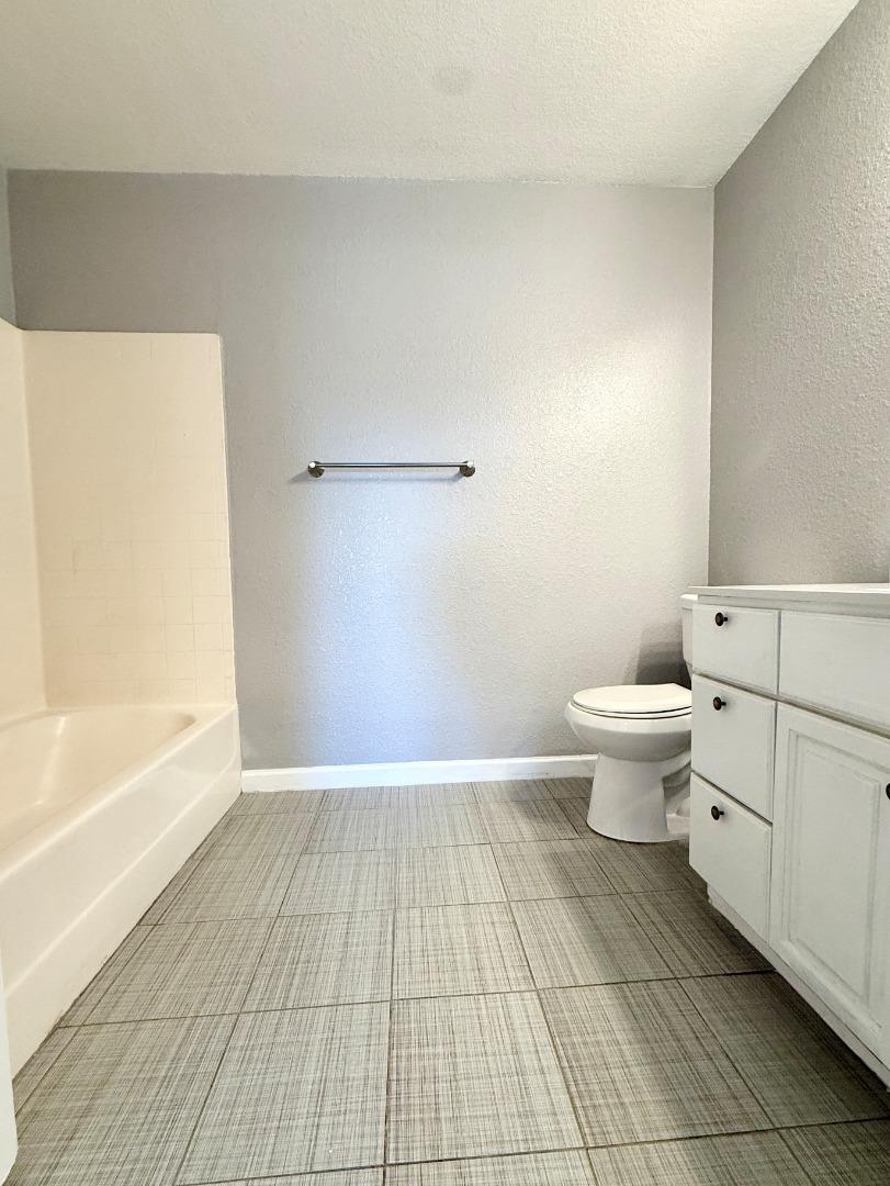 8 Lancaster Circle, Unit 224 Bay Point, CA 94565 - Photo 26 of 33 a bathroom with a toilet and a bathtub