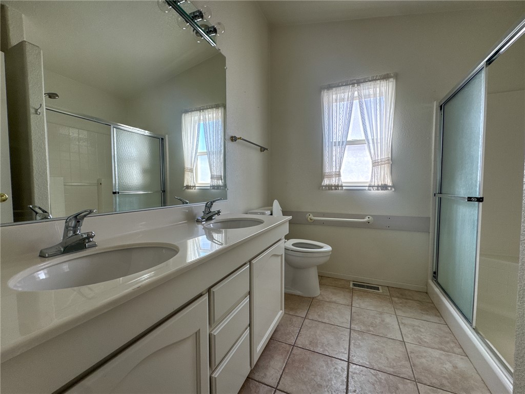 1545 East El Rodeo Road, Unit 163 Fort Mohave, AZ 86426 - Photo 17 of 29 Master Bathroom