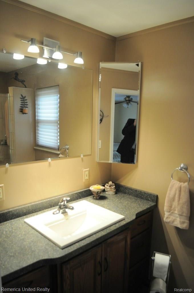 40458 Village Wood Road Novi, MI 48375 - Photo 17 of 26 Master Bathroom.jpg