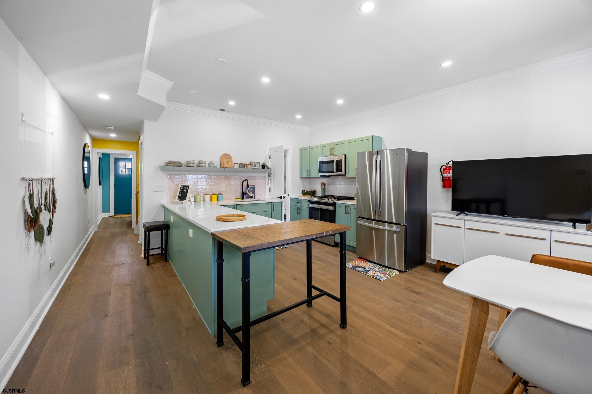 129 Seaside Avenue Atlantic City, NJ 08401 - Photo 3 of 43 a living room with stainless steel appliances furniture and a flat screen tv