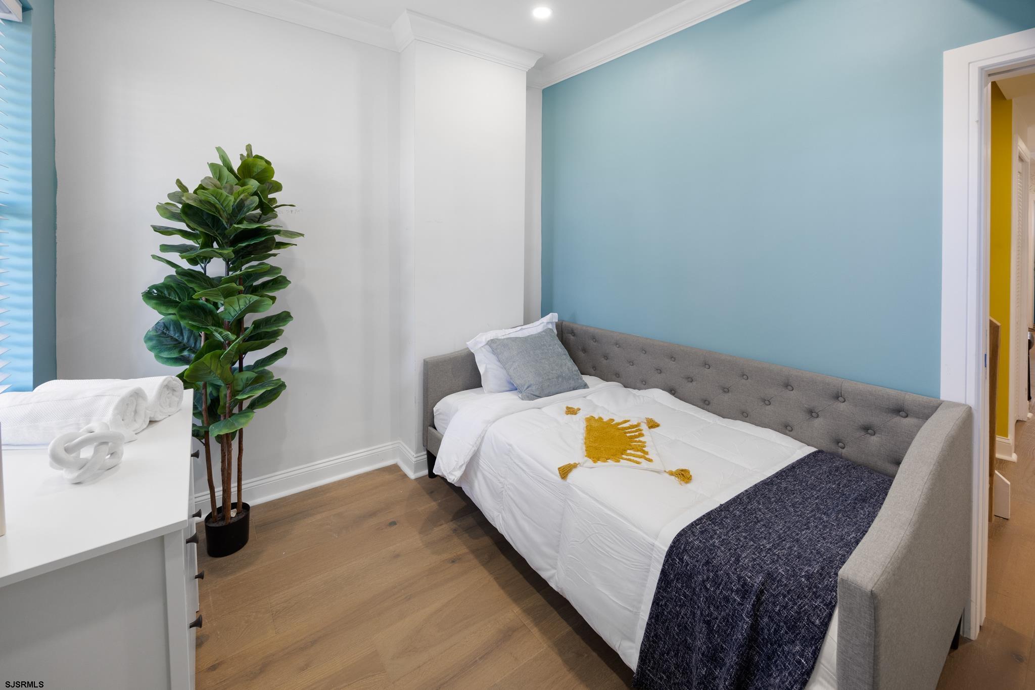 129 Seaside Avenue Atlantic City, NJ 08401 - Photo 33 of 43 a bedroom with a bed and a potted plant