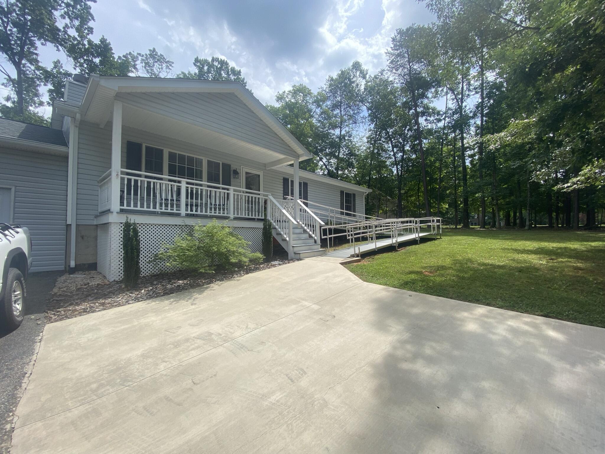 5955 Scruggs Road Moneta, VA 24121 - Photo 3 of 34 CE6ABCB3-8A8A-4541-85E5-B3F3B211A244