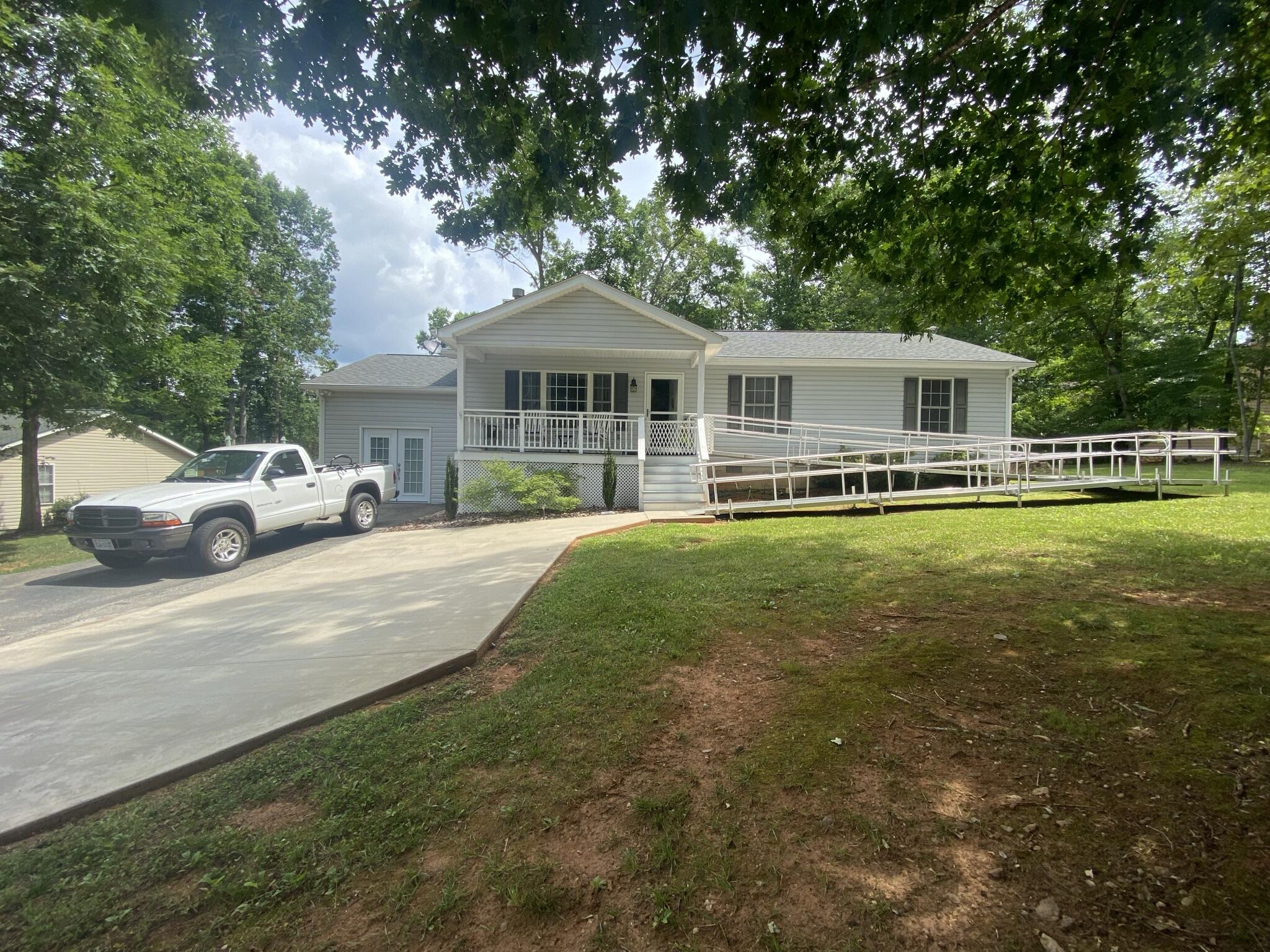 5955 Scruggs Road Moneta, VA 24121 - Photo 4 of 34 A1DB7E0A-AF8B-4FC8-B86E-DF5EA6B65640