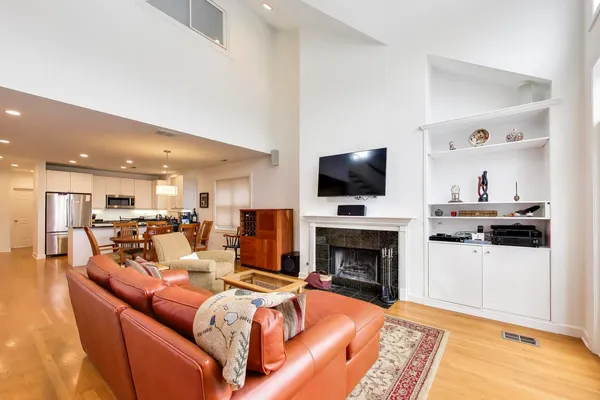 $899,900 | 1161 West Eddy Street, Unit 3, Chicago, IL 60657