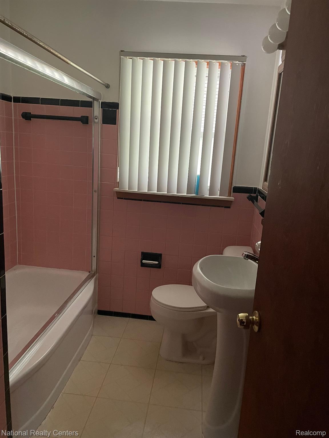 9187 Rutherford Street Detroit, MI 48228 - Photo 10 of 16 Bathroom
