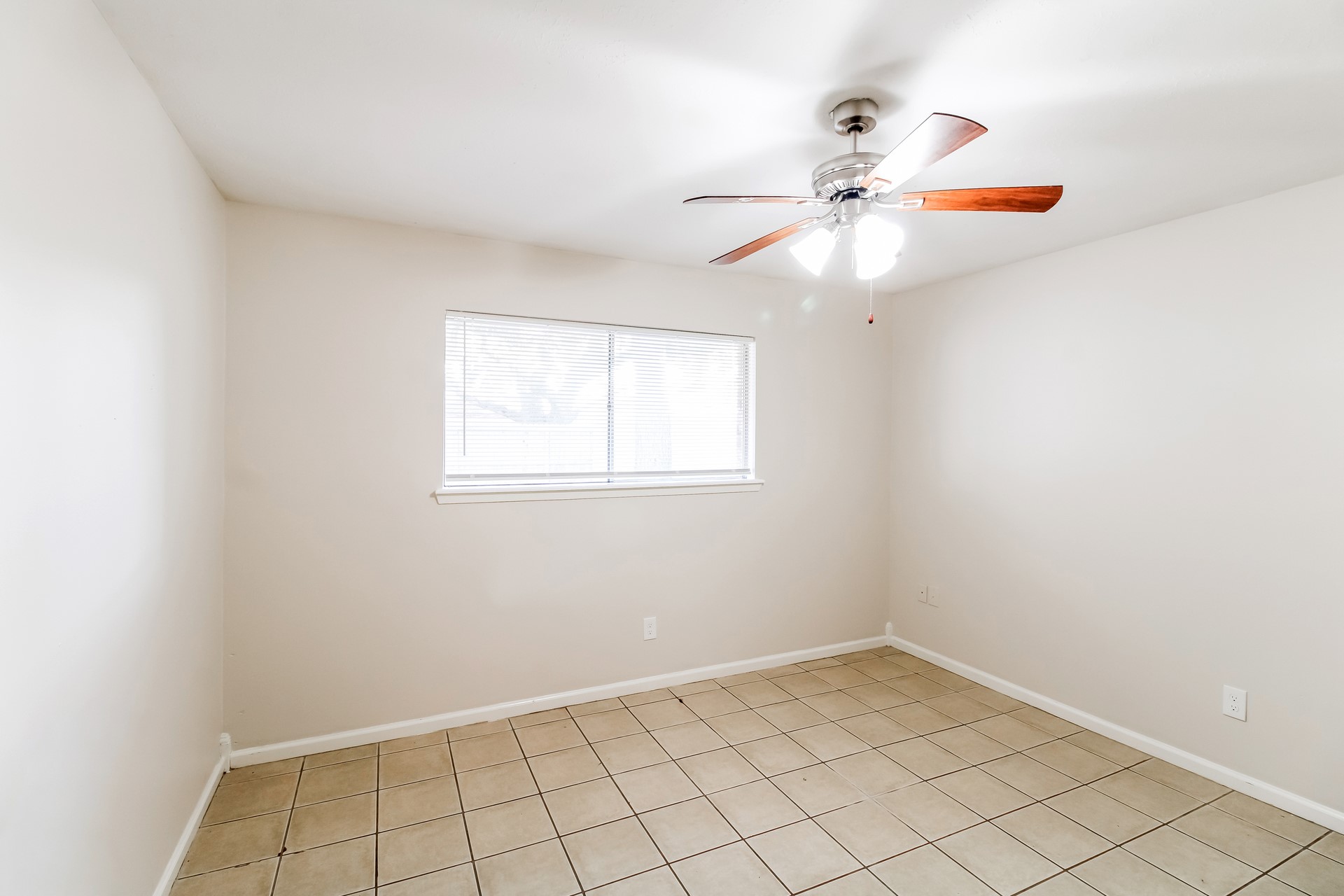 946 Beachcomber Lane Houston, TX 77062 - Photo 11 of 15