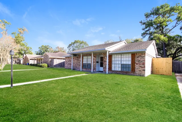 a view of a house with a backyard