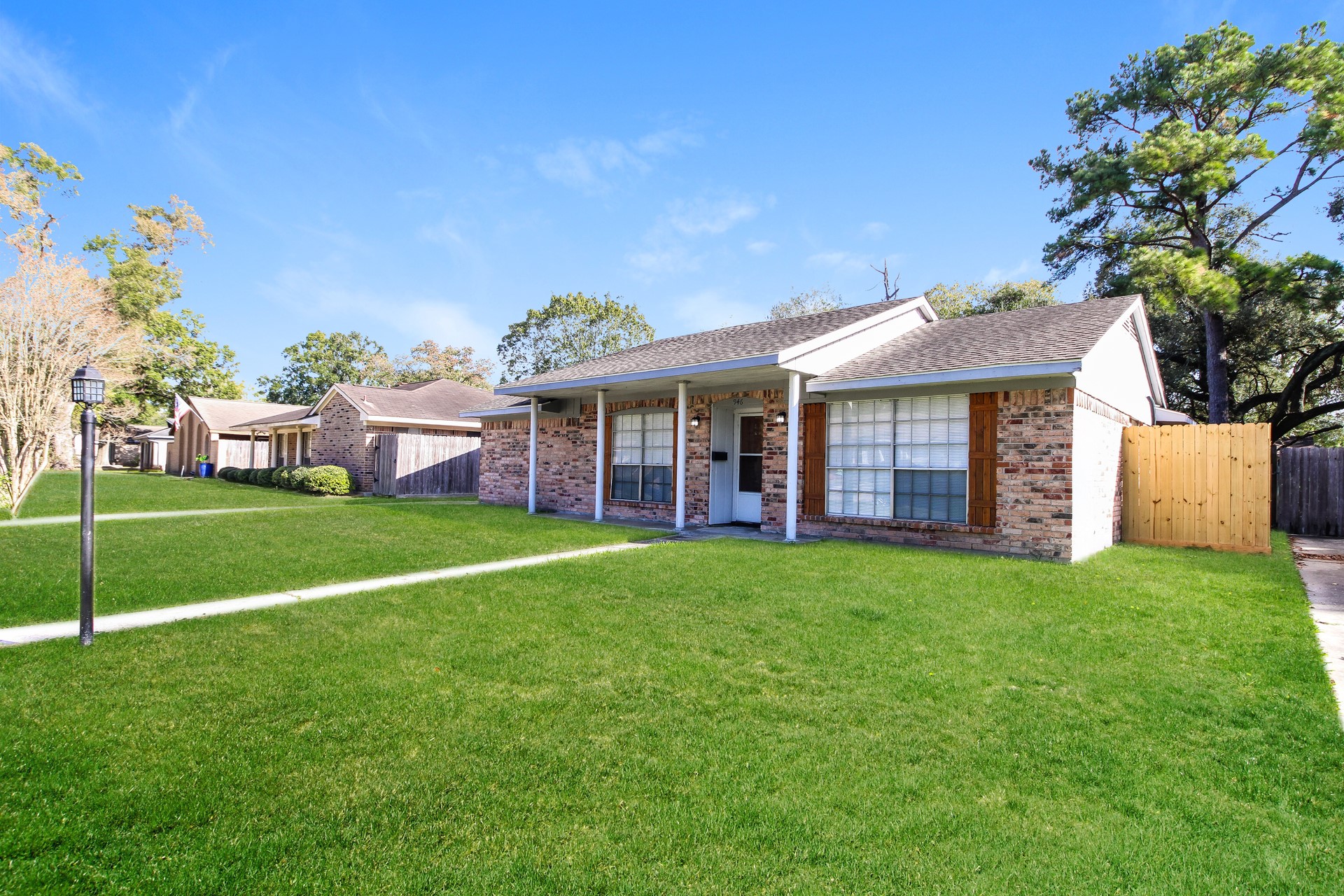 946 Beachcomber Lane Houston, TX 77062 - Photo 2 of 15