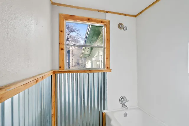 $1,300 | 506 Trinity Street, Anahuac, TX 77514