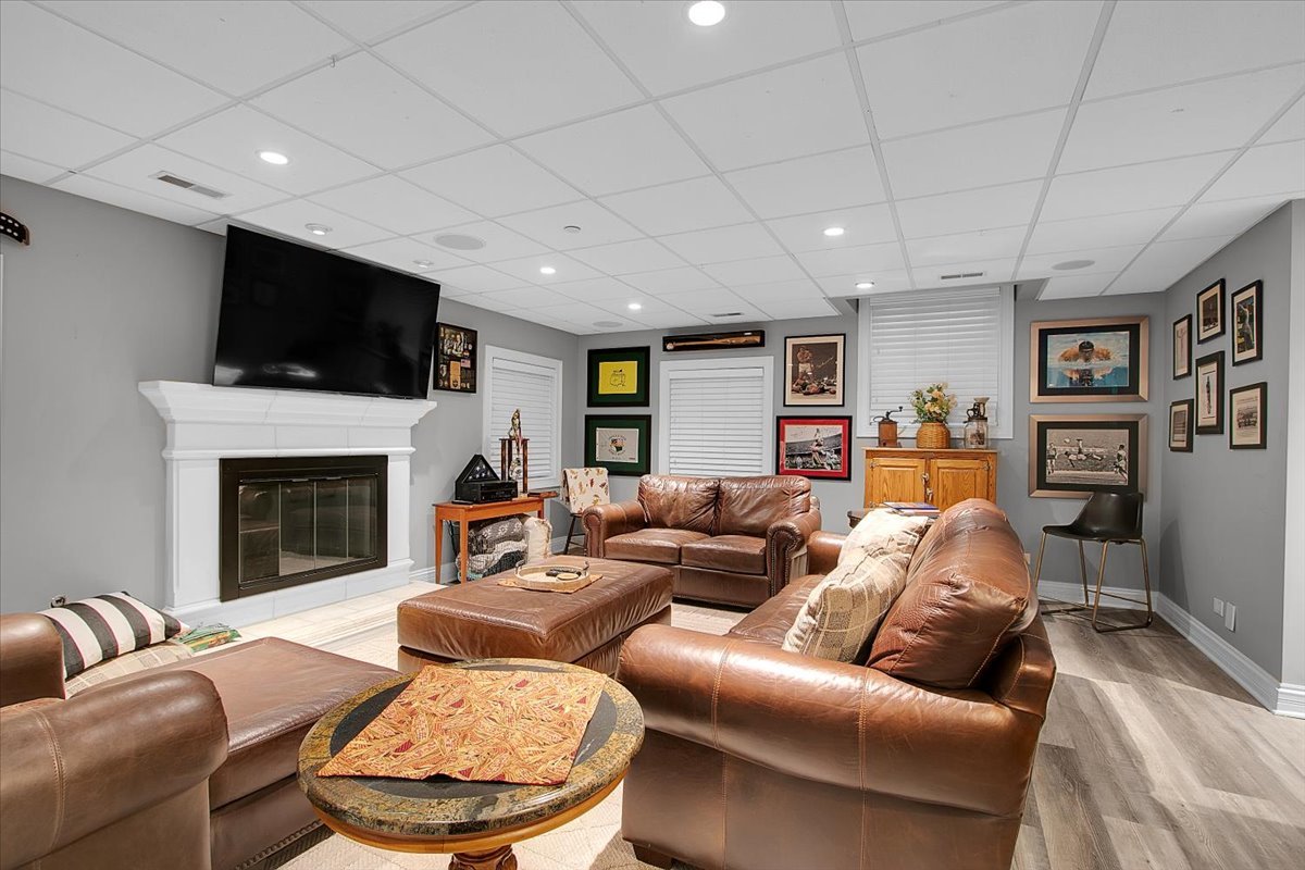 552 Ahlstrand Road Glen Ellyn, IL 60137 - Photo 34 of 51 Gallery Image 34