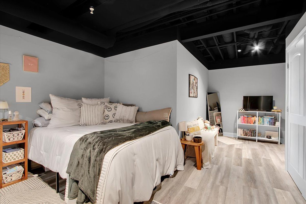 552 Ahlstrand Road Glen Ellyn, IL 60137 - Photo 41 of 51 Gallery Image 41