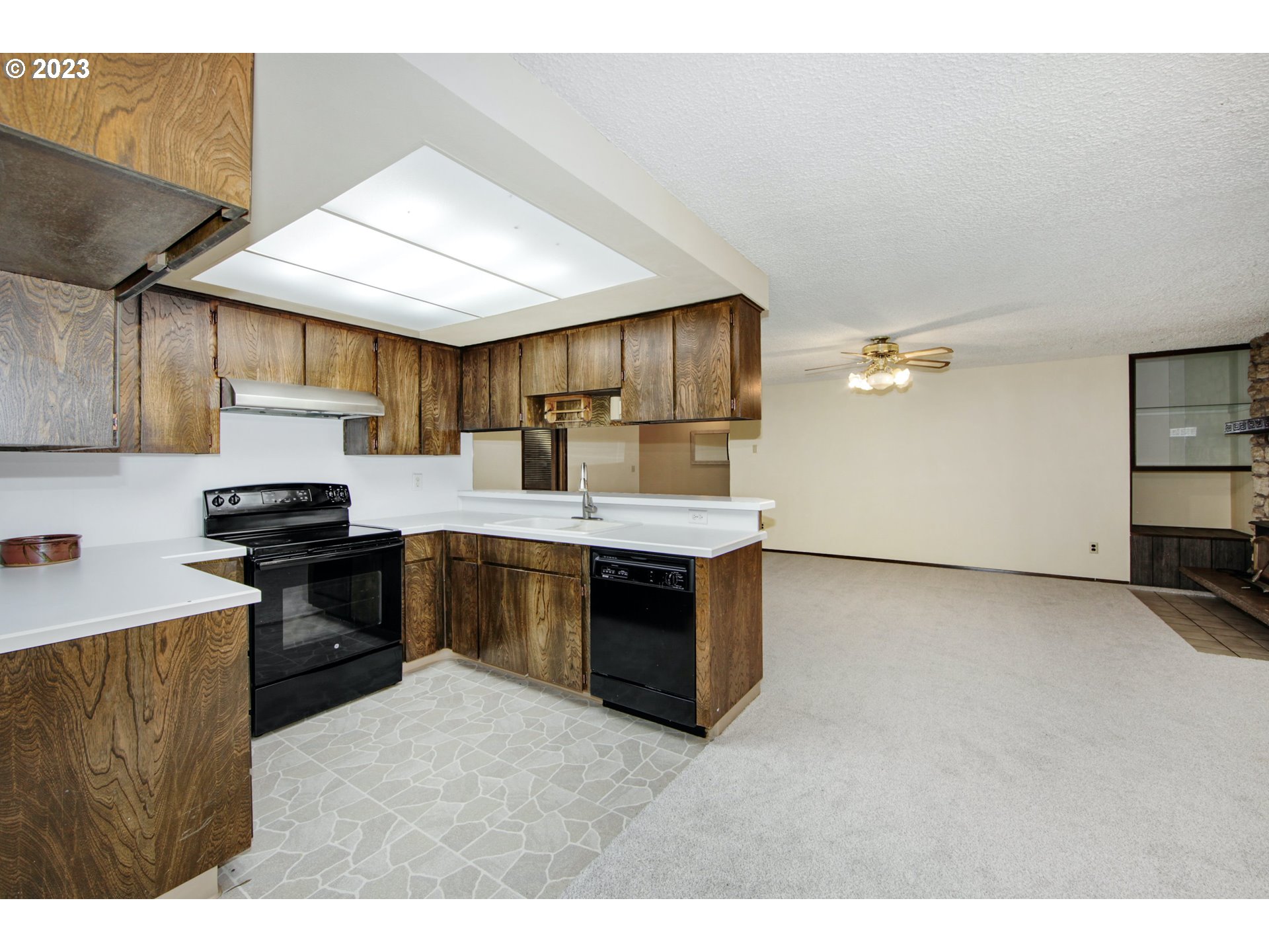 18820 South Ridge Road Oregon City, OR 97045 - Photo 6 of 27 a kitchen with a stove a sink and a refrigerator
