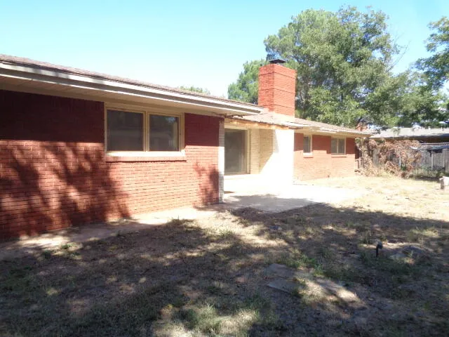 a view of back yard of the house